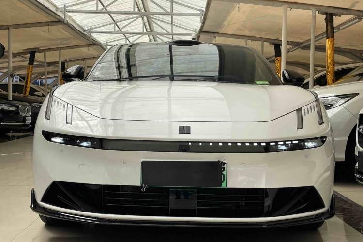 Used Lynk & Co 10 EM-P 2025 Facelifted Model 240 All-Wheel Drive Ultra Exterior 1