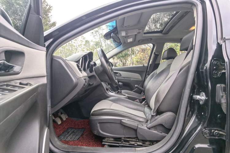 Used Chevrolet Cruze 2013 1.6L SE MT Interior 3