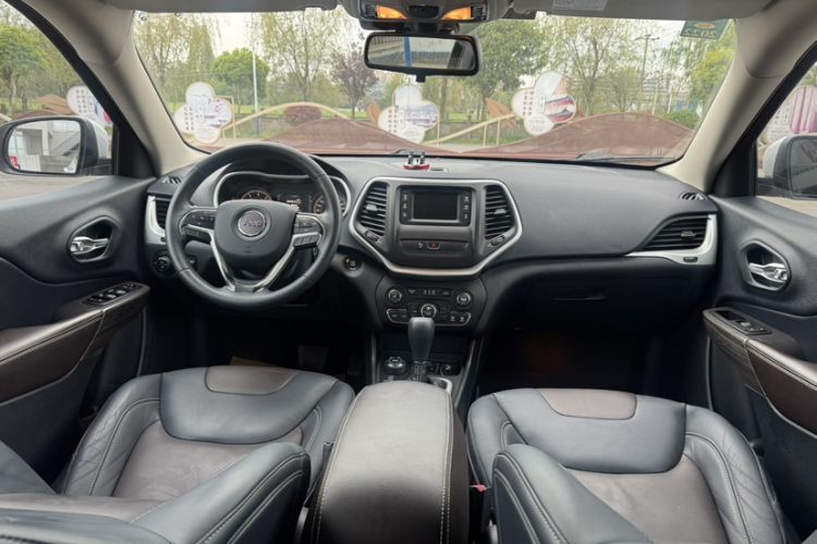 Used Jeep Cherokee 2016 2.4L Professional Edition Interior 4