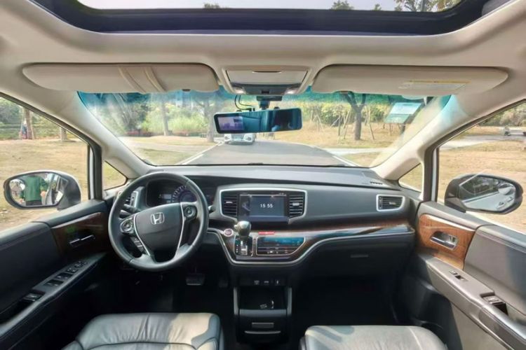 Used Honda Odyssey 2015 Updated Version 2.4L Smart Edition Interior 4