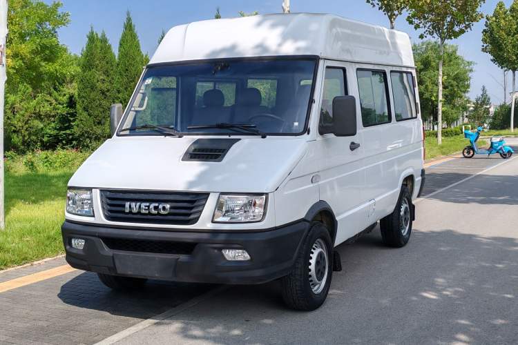 Used Iveco Daily 2017 2.5T A35 Passenger Van 5-7 Seats Model 47Z5