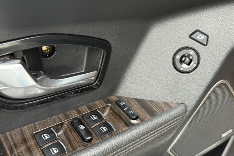 Used Land X7 2015 2.0T Panoramic Prestige Edition
