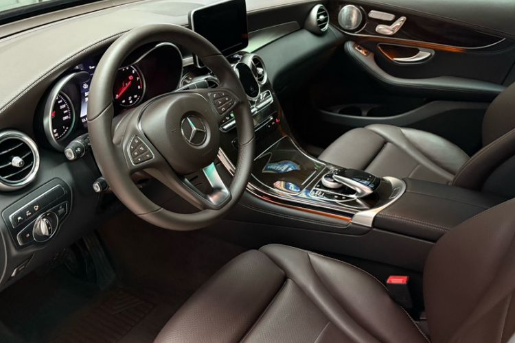 Used Mercedes-Benz GLC 2017 GLC 260 4MATIC Luxury Model Interior 10