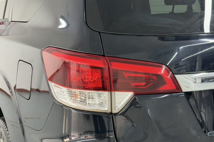 Used Nissan Terra 2018 2.5L Automatic 4x4 Luxury Edition Exterior 8