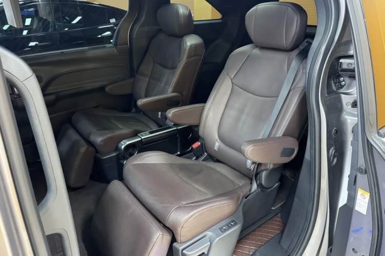 Used Toyota Sienna 2021 2.5L Hybrid Platinum Edition