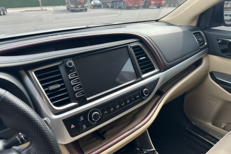 Used Toyota Highlander 2015 2.0T Four-Wheel Drive Elite Edition 7-Seater Interior 3