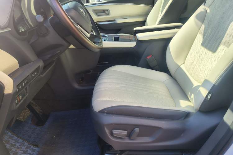Used Toyota Granvia 2024 2.5L Hybrid Comfort Edition Interior 4
