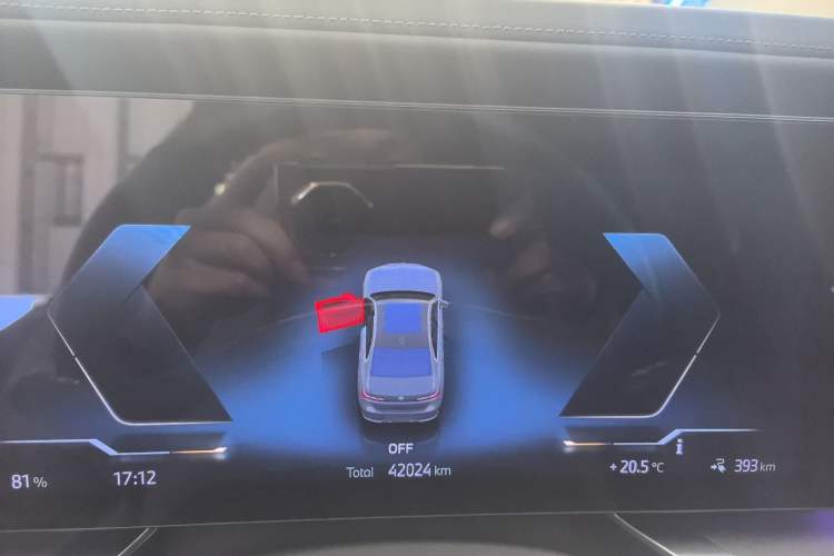 Used BMW i7 2023 xDrive60L Luxury Package Odometer Close Up