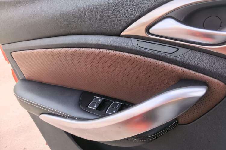 Used BYD Song 2016 GaiShi Edition 1.5TI Manual Elite Model Interior 1