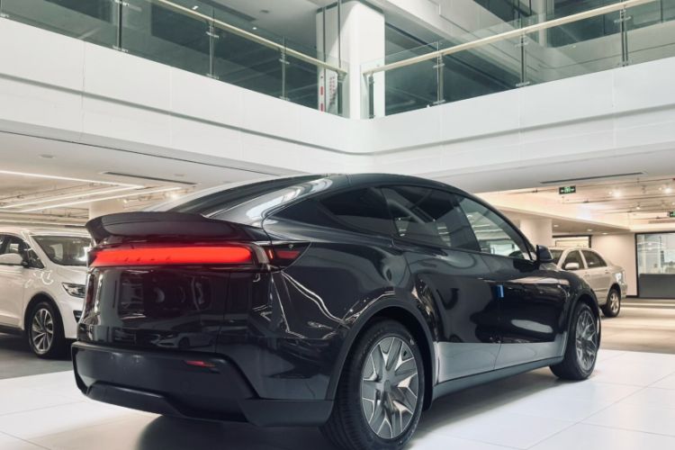 Used Tesla Model Y L 2025 Model Long-Range All-Wheel-Drive Version
