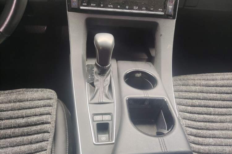 Used Toyota Avalon 2019 2.0L XLE Premium Edition China VI Gear Lever