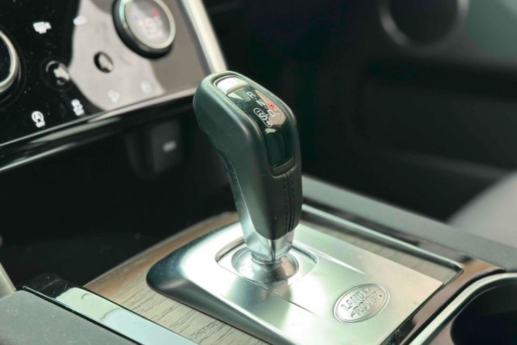 Used Land Rover Discovery Sport New Energy 2022 P300e Performance Tech Edition Gear Lever