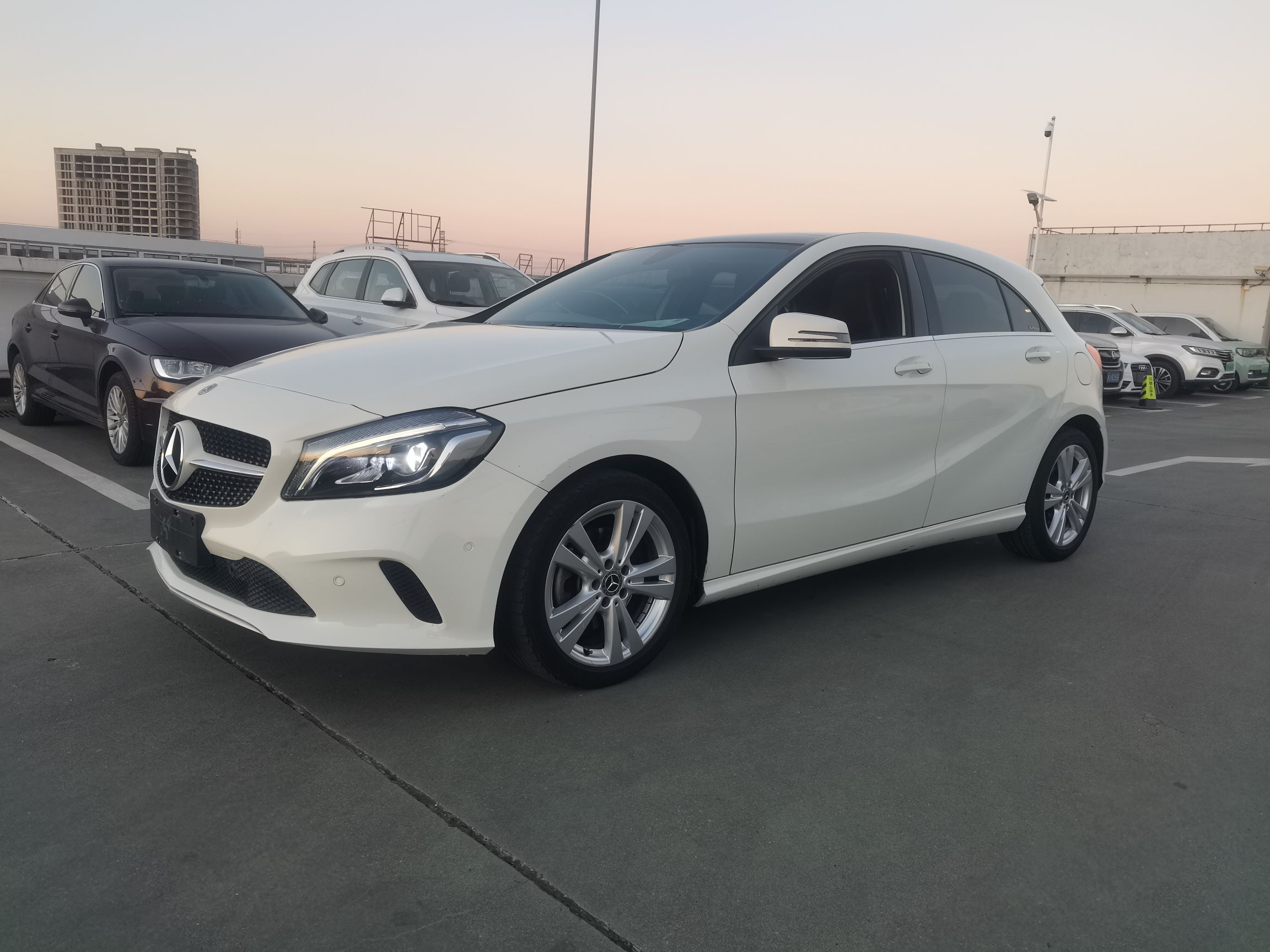 Под передней частью автомобиля