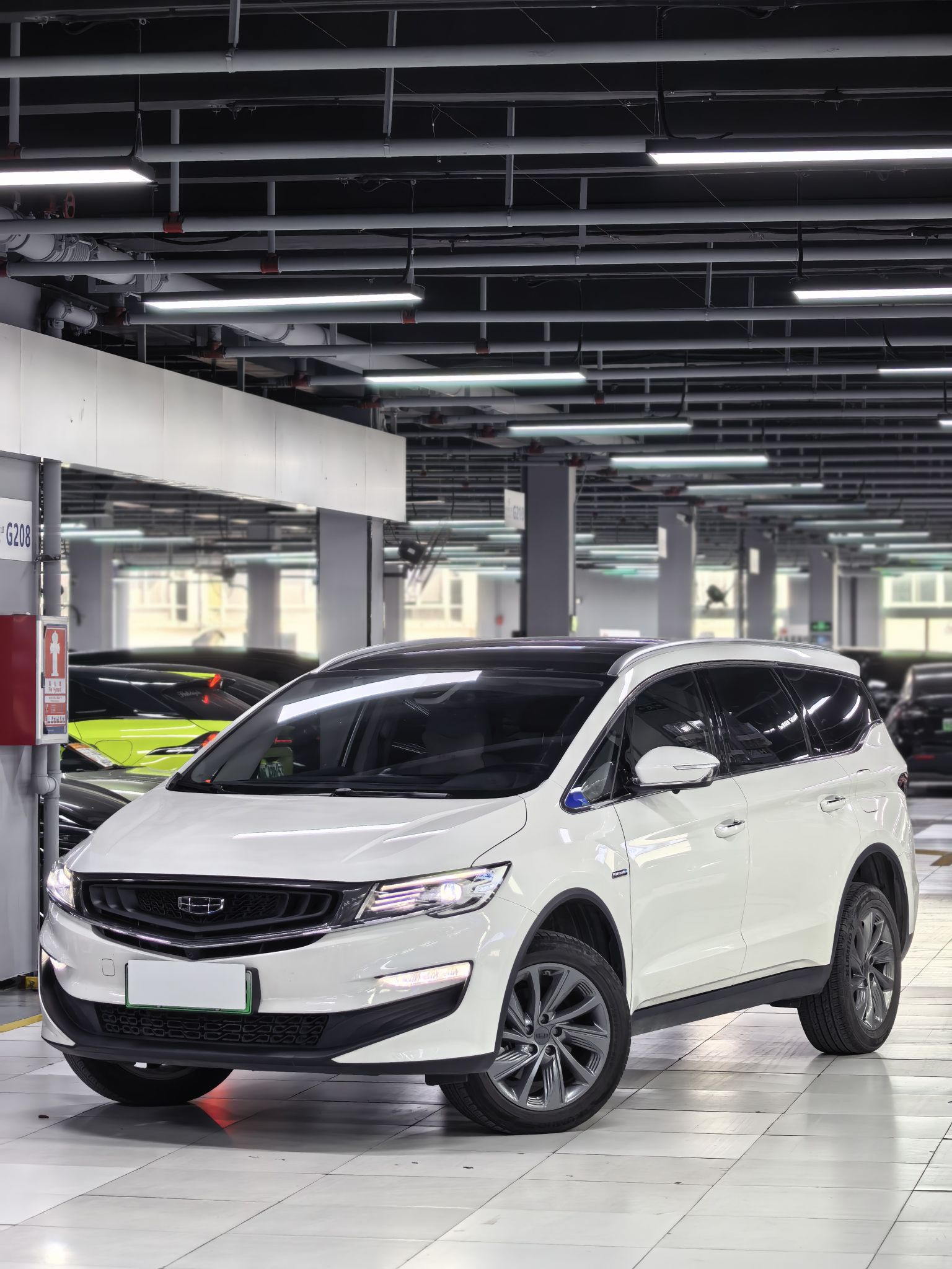 تحت مقدمة السيارة