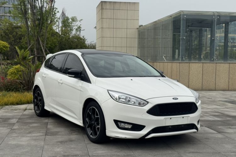 Used Ford Focus 2017 Hatchback EcoBoost 180 Automatic Elite Model Exterior 5