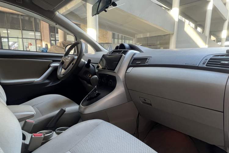 Used Toyota Verso 2014 Starlight 180E CVT Elite Edition Interior 2