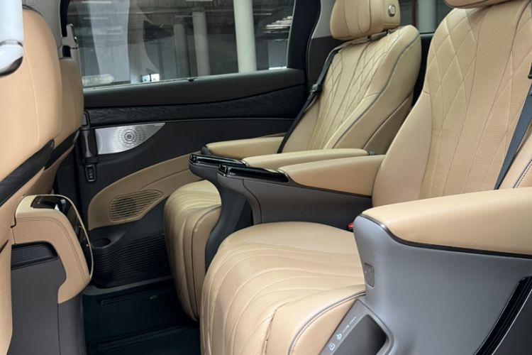 Used Denza D9 2022 DM-i 1040 Prestige Model