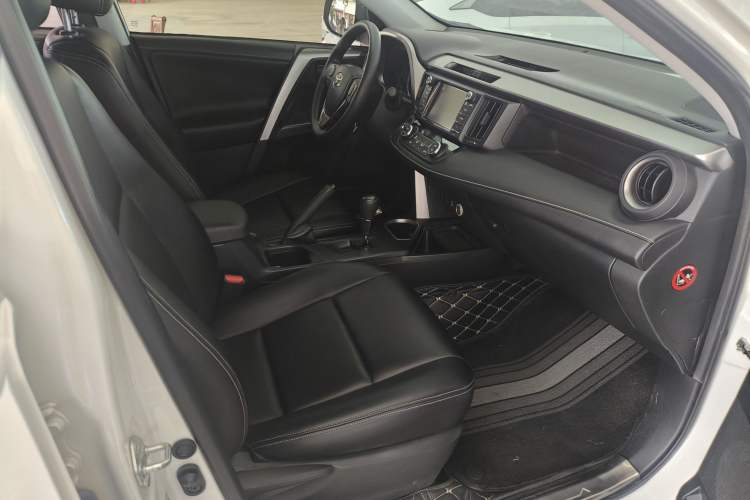 Used Toyota RAV4 2016 2.0L CVT Two-Wheel Drive Fashion Edition China V Standard
