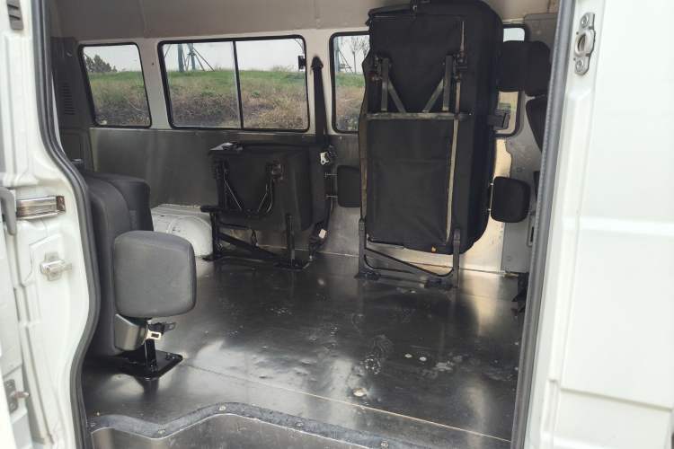 Used Iveco Daily 2023 2.5T A37M1 Long Wheelbase Mid-Roof Dual-Tire Side-Sliding Doors 5-9 Seats