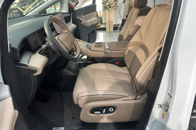 Used XPeng X9 2025 740 Ultra-Long Range Max Interior 5