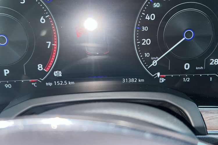 Used Volkswagen Touareg 2020 3.0 TSI Luxury Edition China VI Odometer Close Up