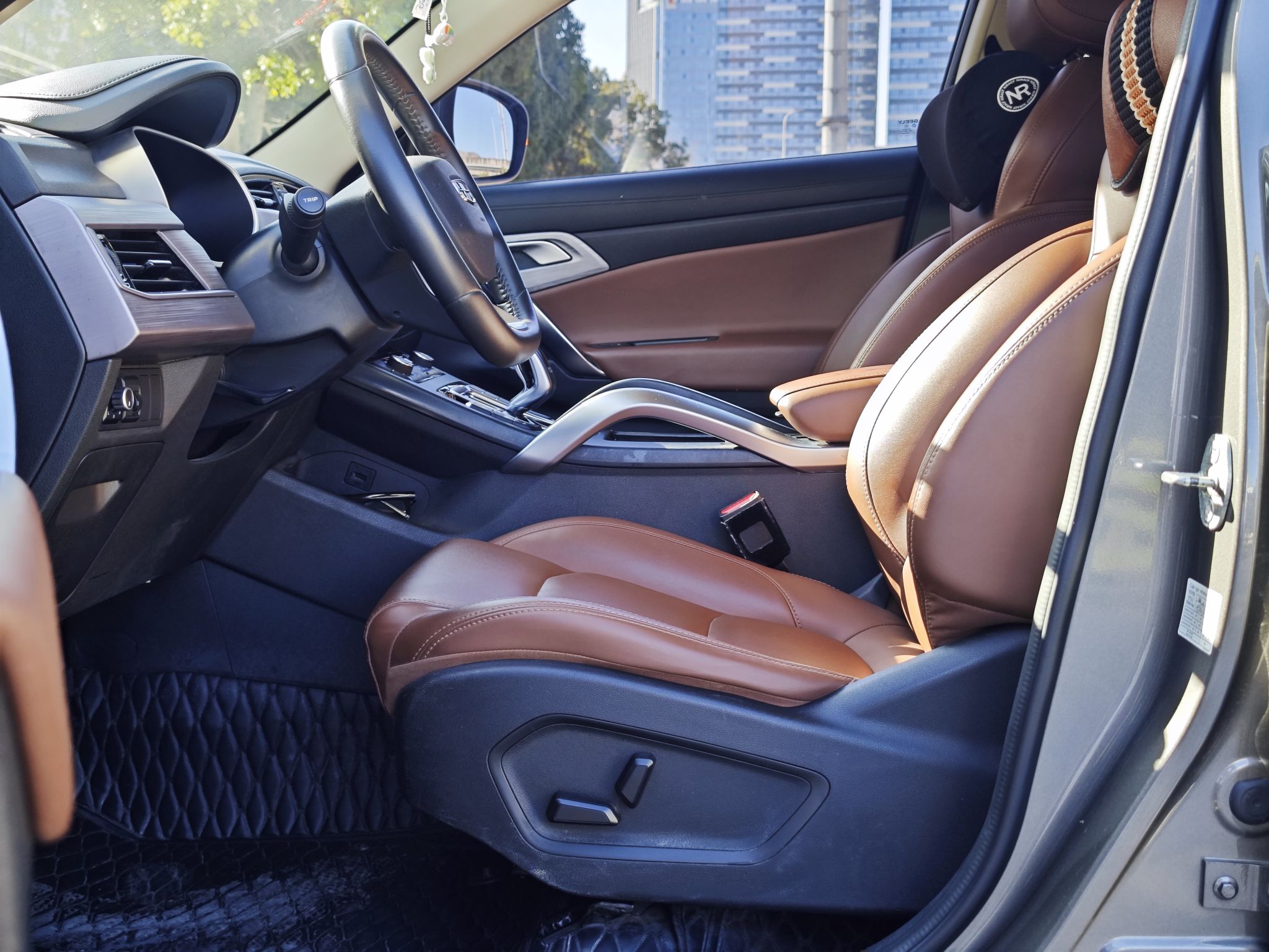 Переднее сиденье в автомобиле