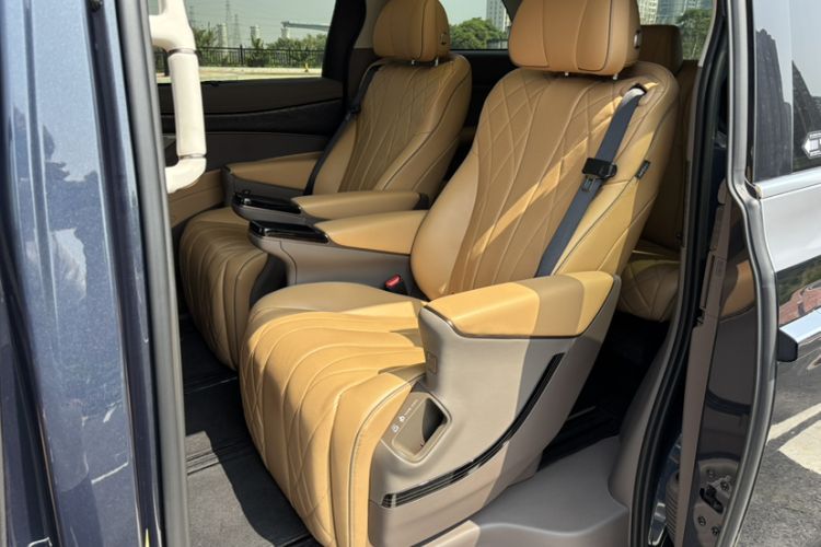 Used Denza D9 2022 DM-i 1040 Prestige Model
