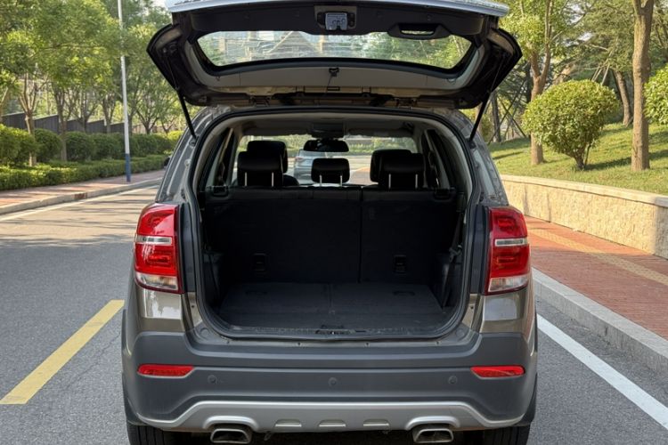 Used Chevrolet Captiva 2015 2.4L 4x4 Flagship Edition 7-Seater