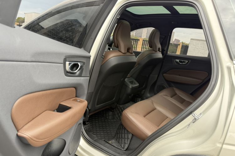 Used Volvo XC60 2021 T5 4x4 Smart Luxury Edition Interior 6