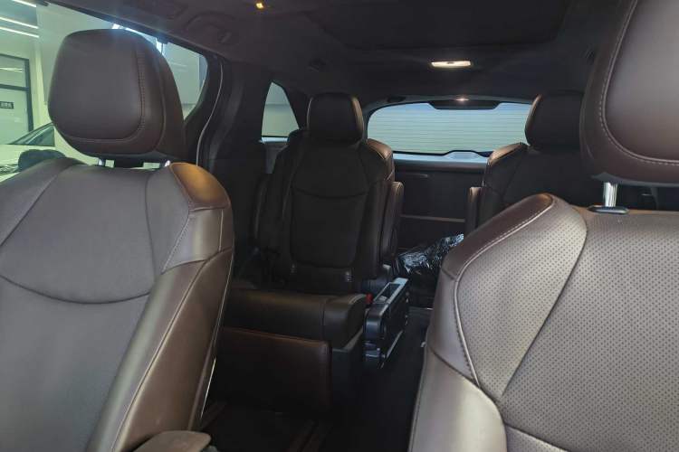 Used Toyota Granvia 2024 2.5L Hybrid Prestige PLUS Four-Wheel Drive Version