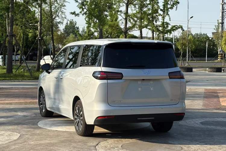 Used Wuling Starlight 730 2025 Model Pure Electric 500km Luxury Edition
