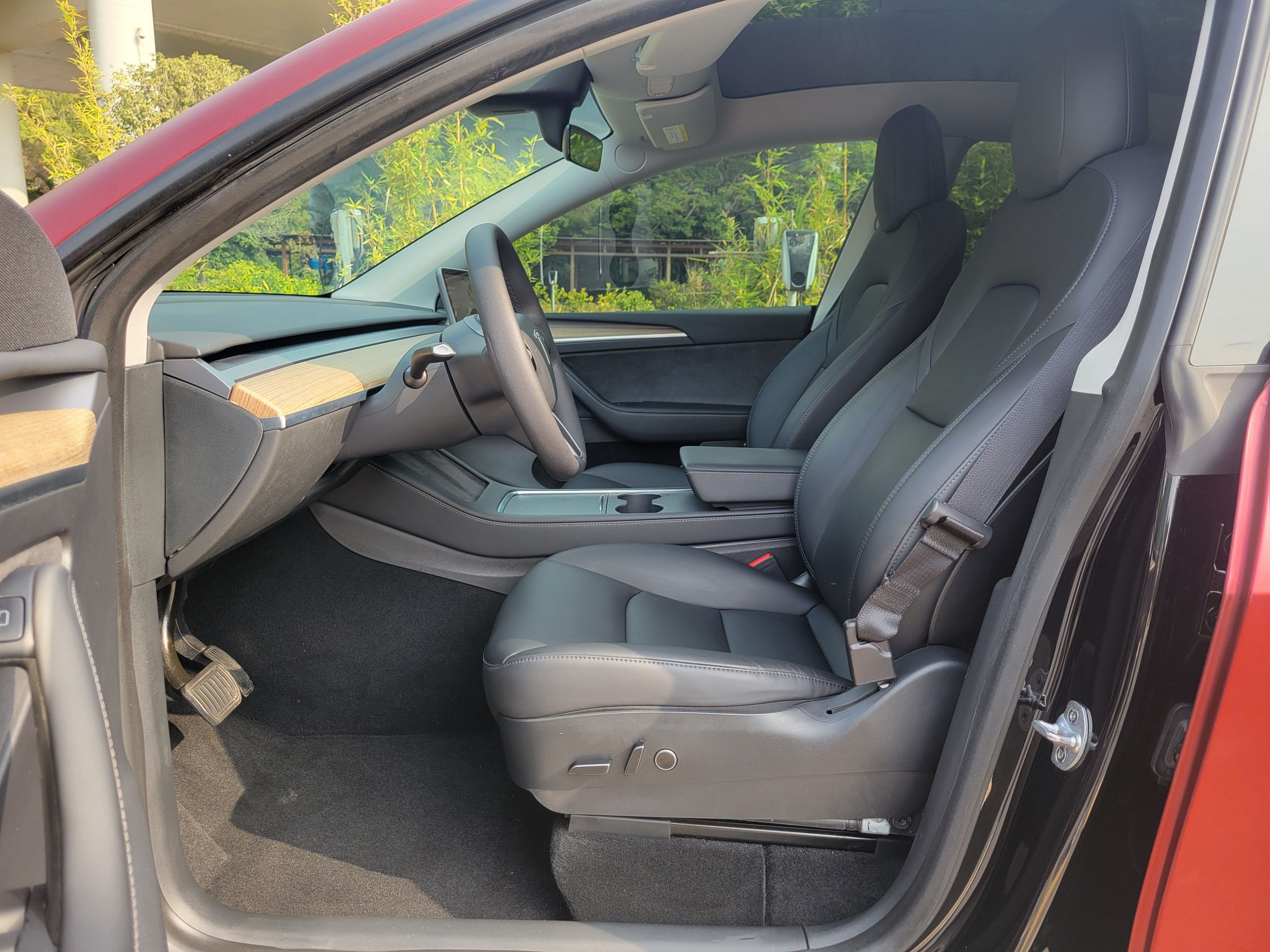 Переднее сиденье в автомобиле