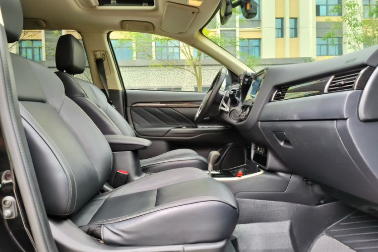 Used Mitsubishi Outlander 2019 2.4L 4x4 Zhi Xiang Edition 5 Seats China VI Standard