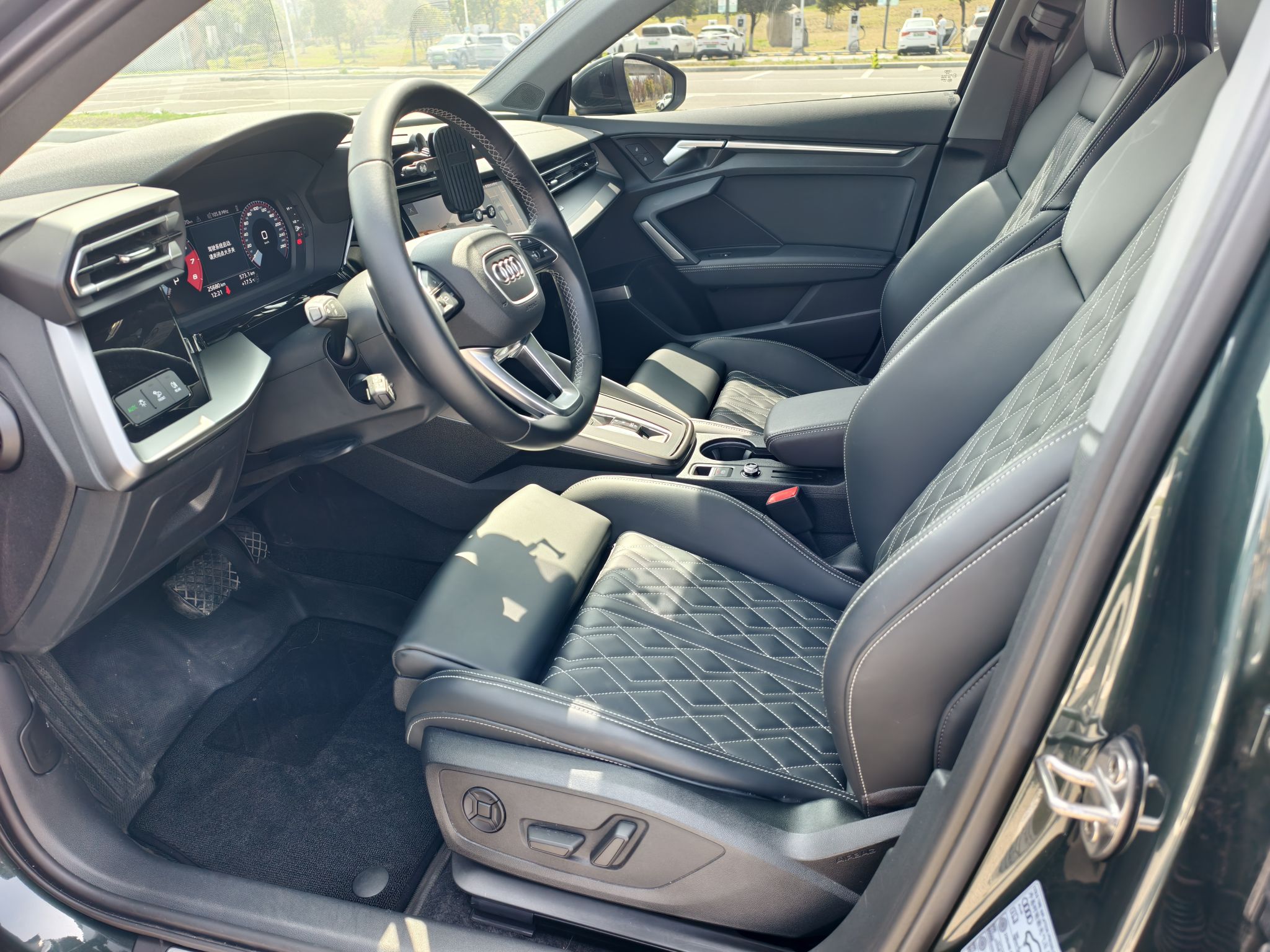 المقاعد الأمامية داخل السيارة