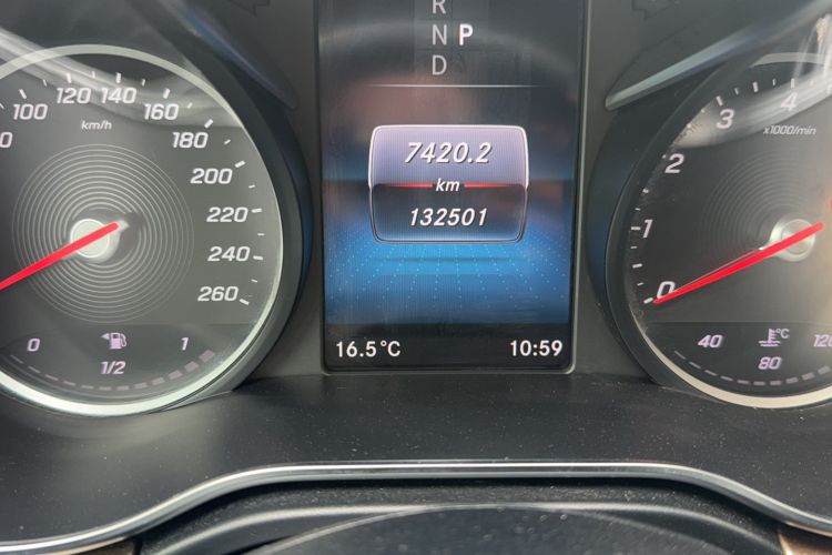 Used Mercedes-Benz V-Class 2020 V 260 Prestige Edition Odometer Close Up