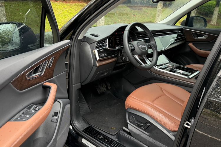 Used Audi Q7 2025 45 TFSI quattro S line Black Warrior Edition Interior 5