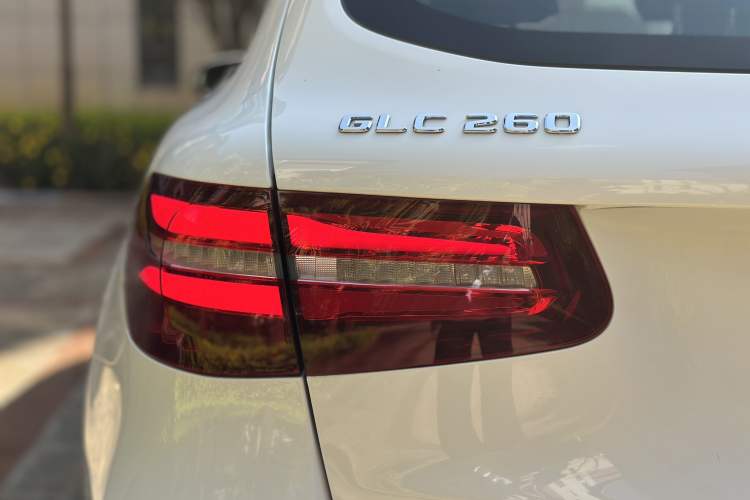 Used Mercedes-Benz GLC 2018 Facelift GLC 260 4MATIC Luxury Edition Exterior 8