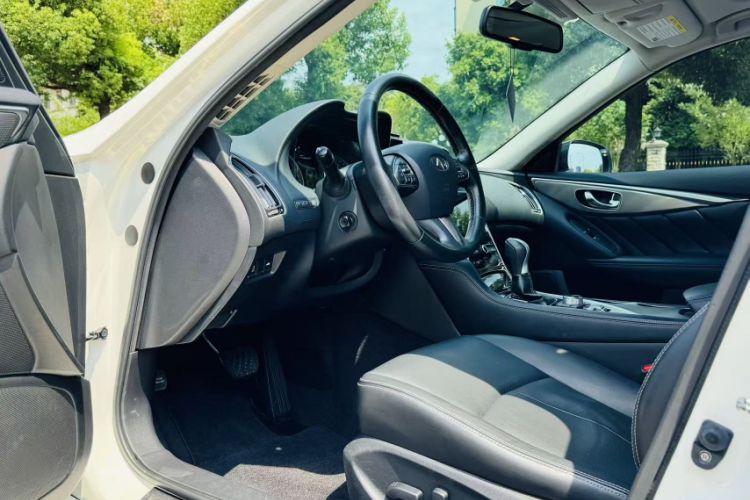 Used Infiniti Q50 2014 3.7L Comfort Edition Interior 6