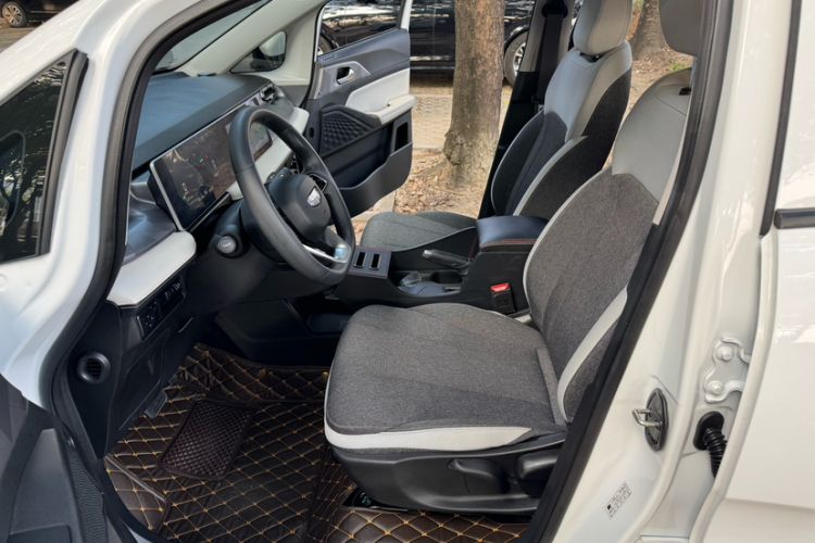 Used Geometry E Firefly 2024 301km Flowing Light Interior 3