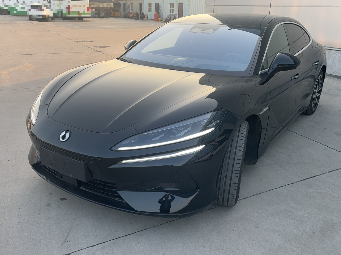 Под передней частью автомобиля