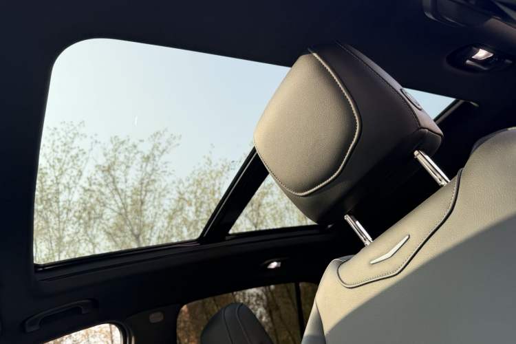 Used Cadillac XT4 2018 28T Two-Wheel Drive Leading Version Interior 5