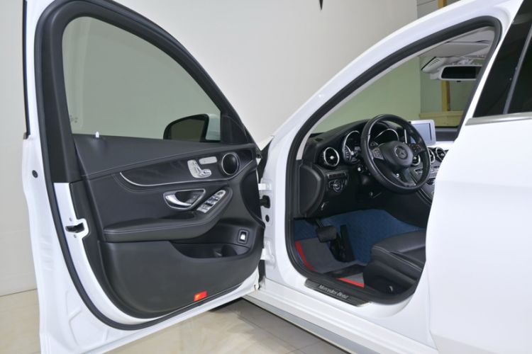 Used Mercedes-Benz C-Class 2018 C 200 L 4MATIC Sport Edition Interior 12