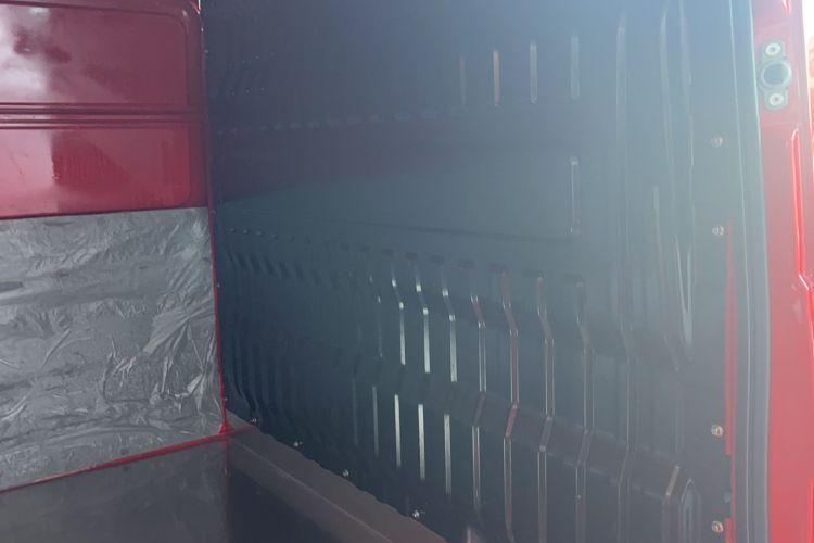 Used Iveco Daily 2023 2.8T V35 Van Short Wheelbase Mid-Roof Design Dual Tires Side-Swing Doors 2-3 Seater
