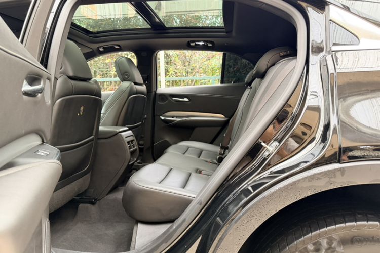 Used Cadillac XT4 2021 28T Two-Wheel Drive Leading Version Interior 2