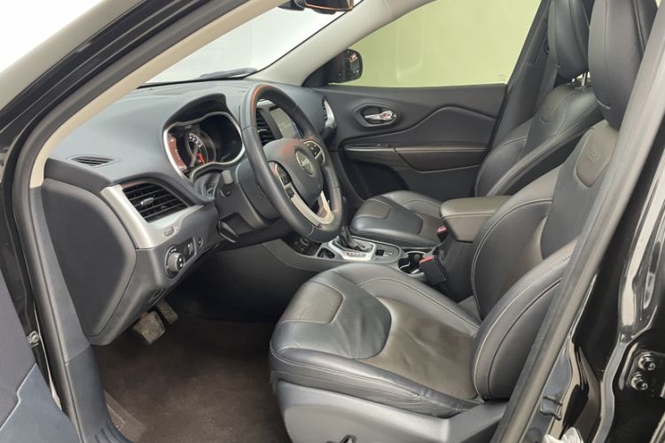 Used Jeep Cherokee 2020 2.0L Two-Wheel Drive Classic Sports Edition
