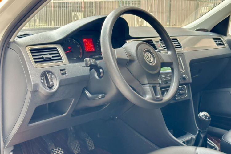 Used Volkswagen Santana 2013 1.6L Manual Comfort Edition Interior 5