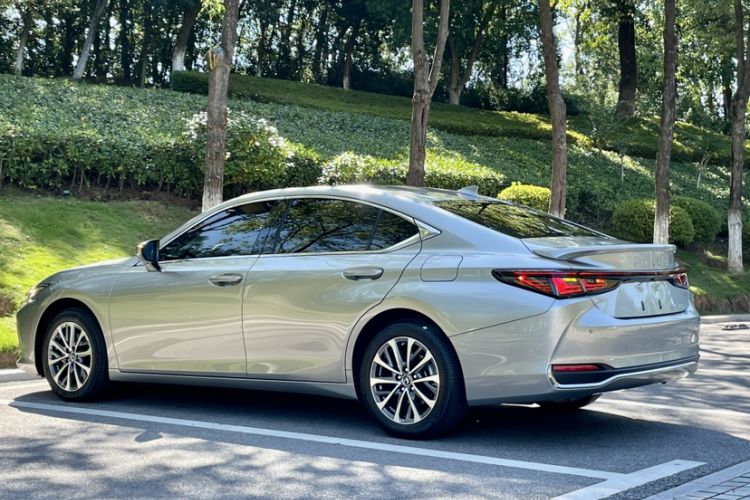 Used Lexus ES 2025 300h Deluxe Edition
