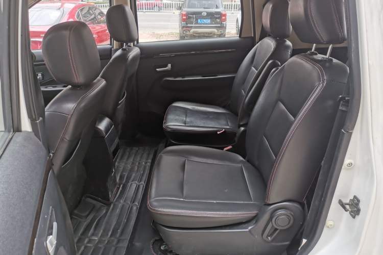 Used Dongfeng Fengon 370 2016 1.5L Manual Elite Home Edition 7-Seater
