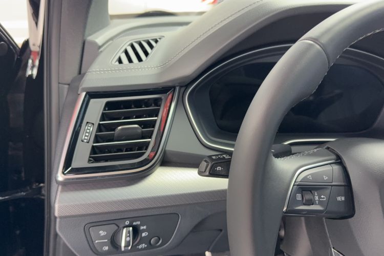 Used Audi Q5L 2024 40 TFSI Luxury Dynamic Edition Audio And AC Panel