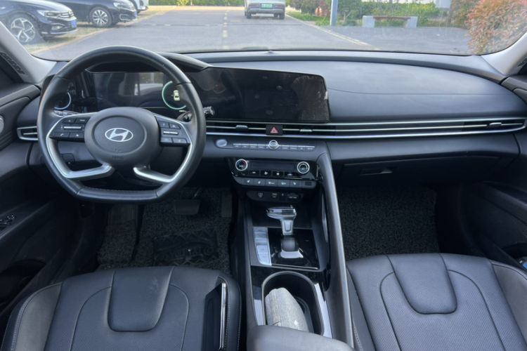 Used Hyundai Elantra 2023 1.5L CVT TOP Flagship Edition Interior 5